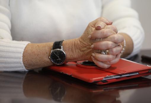 Detalle de las manos de la empresaria