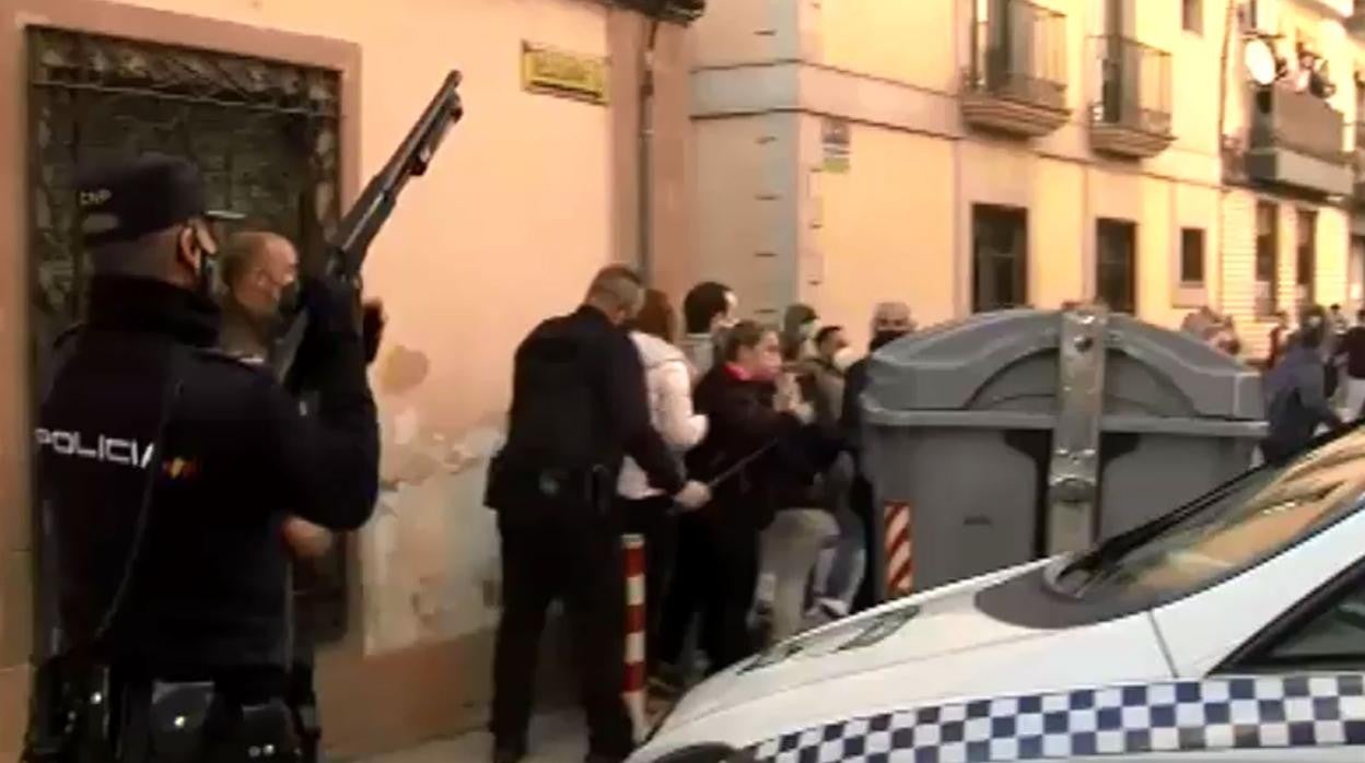 Carga de la Policía Nacional ante los disturbios en Linares este sábado