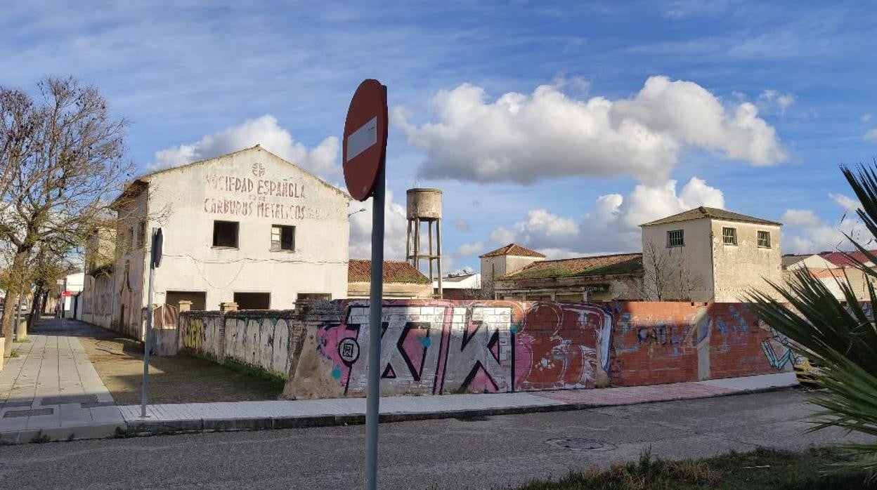 Naves industriales abandonadas en un área empresarial de Linares