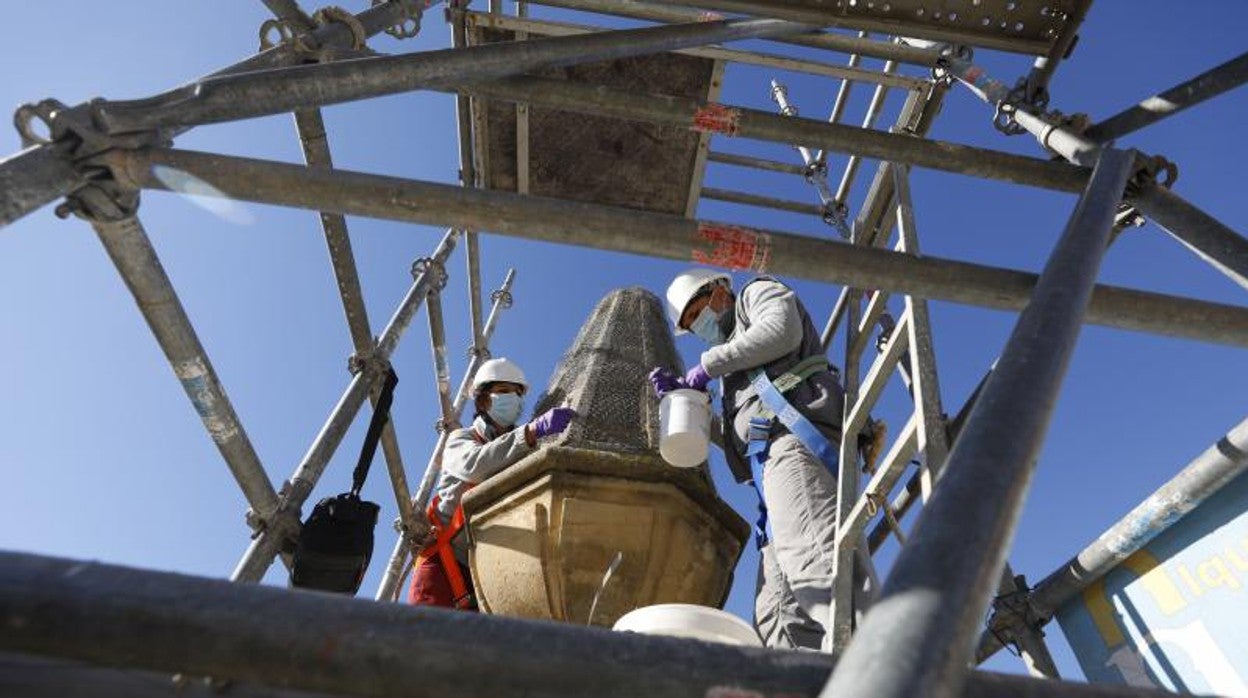Operarios proceden a fijar los pináculos de la Catedral granadina
