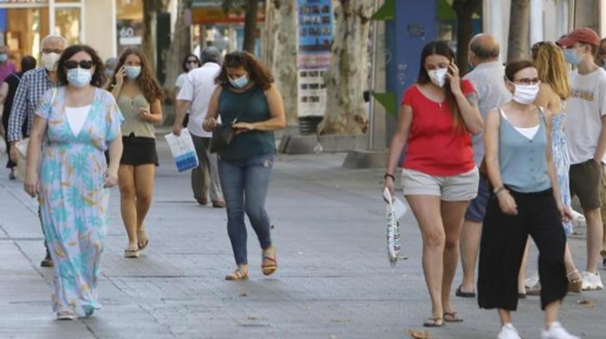 Ciudadanos con mascarillas caminan por la calle