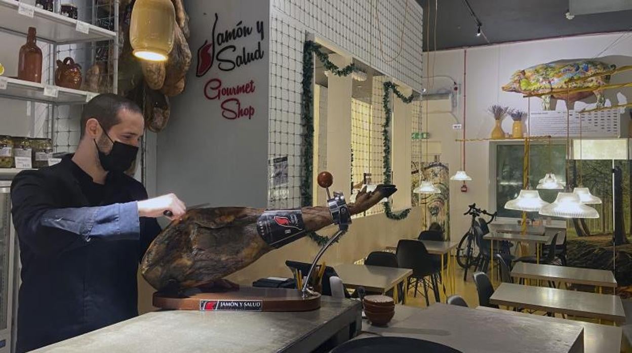 Alberto Torres, encargado del restaurante de comida española Llerena en Londres, corta jamón serrano