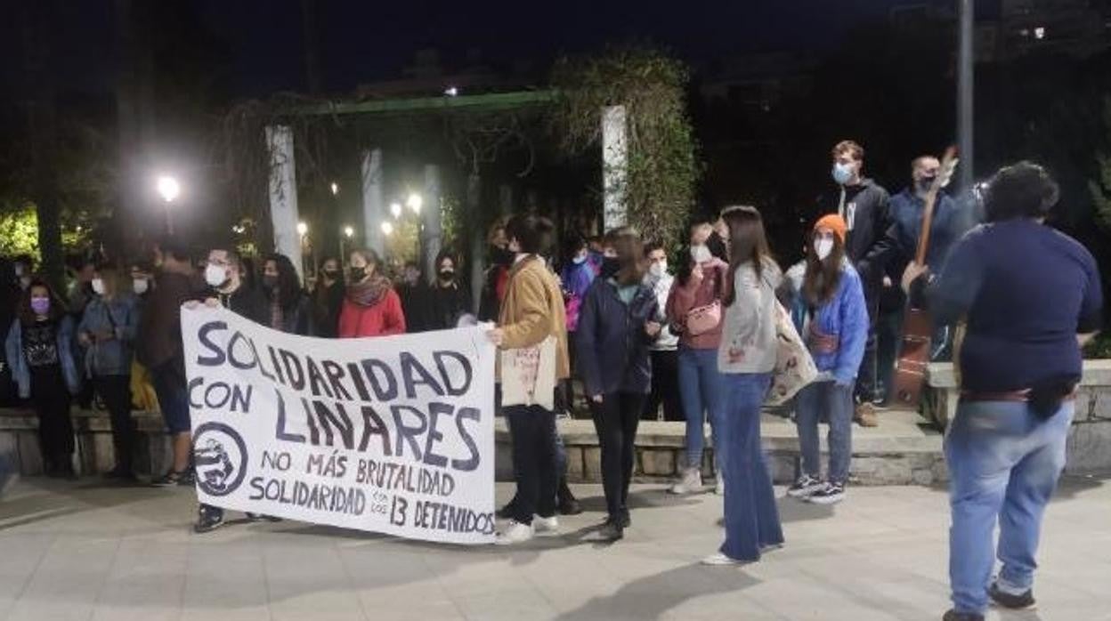 Jóvenes antisistema participantes en la concentración de Jaén