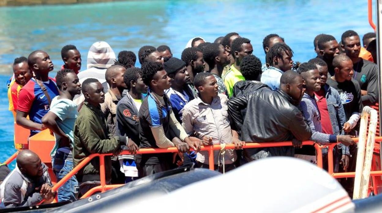 Salvamento Marítimo rescata en el Estrecho de Gibraltar a 240 inmigrantes de origen magrebí y subsahariano