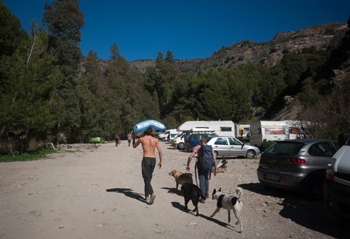 El parking de la comuna es uno de los asentamientos de caravanas denunciados por Beneficio en Órgiva