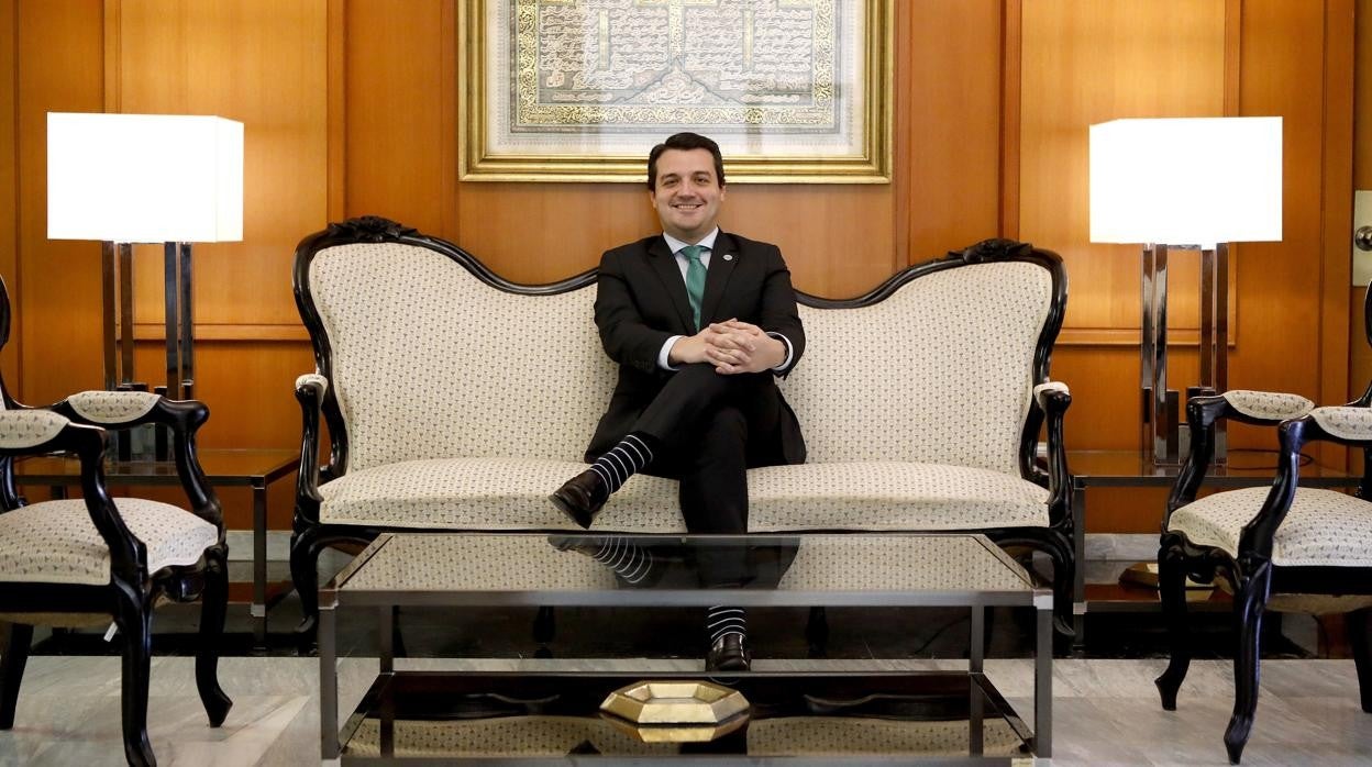 Bellido en el salón de recepción de su despacho en la Alcaldía de Córdoba