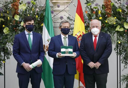 Banderas de Andalucía para los héroes de la sociedad en medio de la pandemia en Córdoba