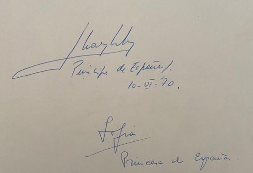Firma de los Reyes Eméritos en el libro de honor del Real Círculo