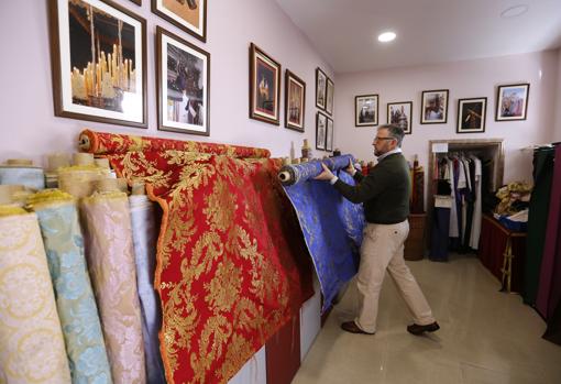 Vizcaíno muestra algunos tejidos en su establecimiento