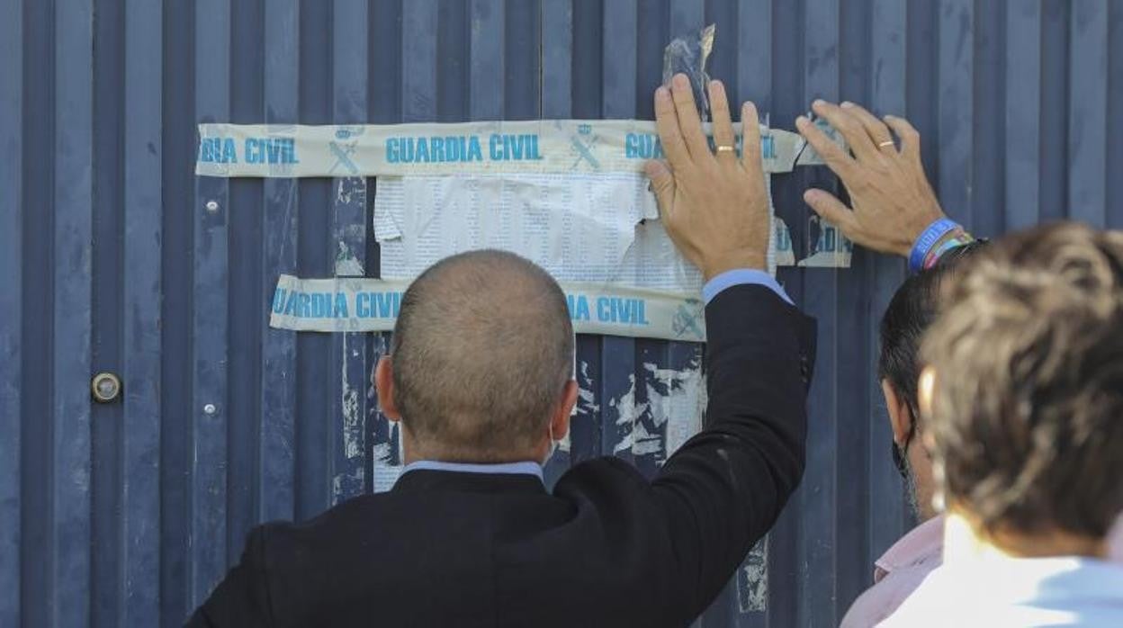 Inspección ocular en la sede de Magrudis con su precinto de la Guardia Civil