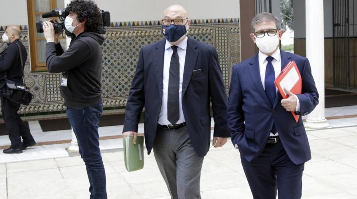 El portavoz de Vox, Alejandro Hernández (en el centro), este jueves en el Parlamento andaluz