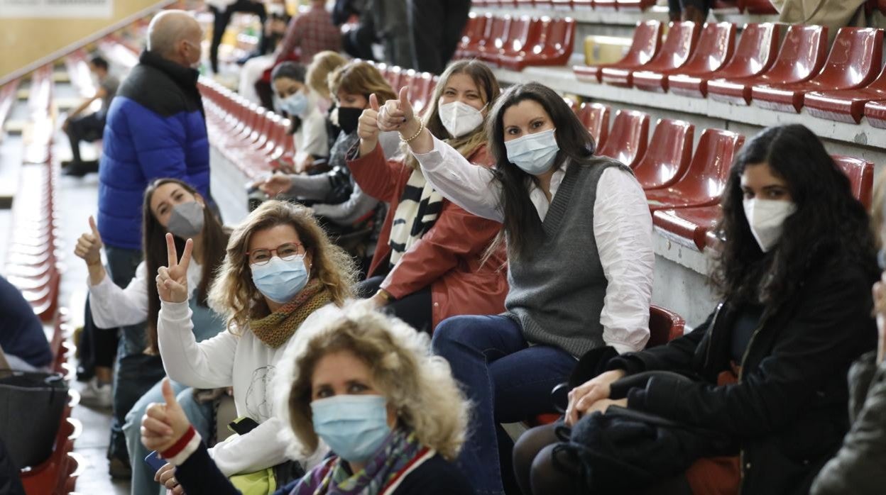 Profesoras en las gradas del Vista Alegre tras recibir la primera vacuna de Astrazeneca este viernes