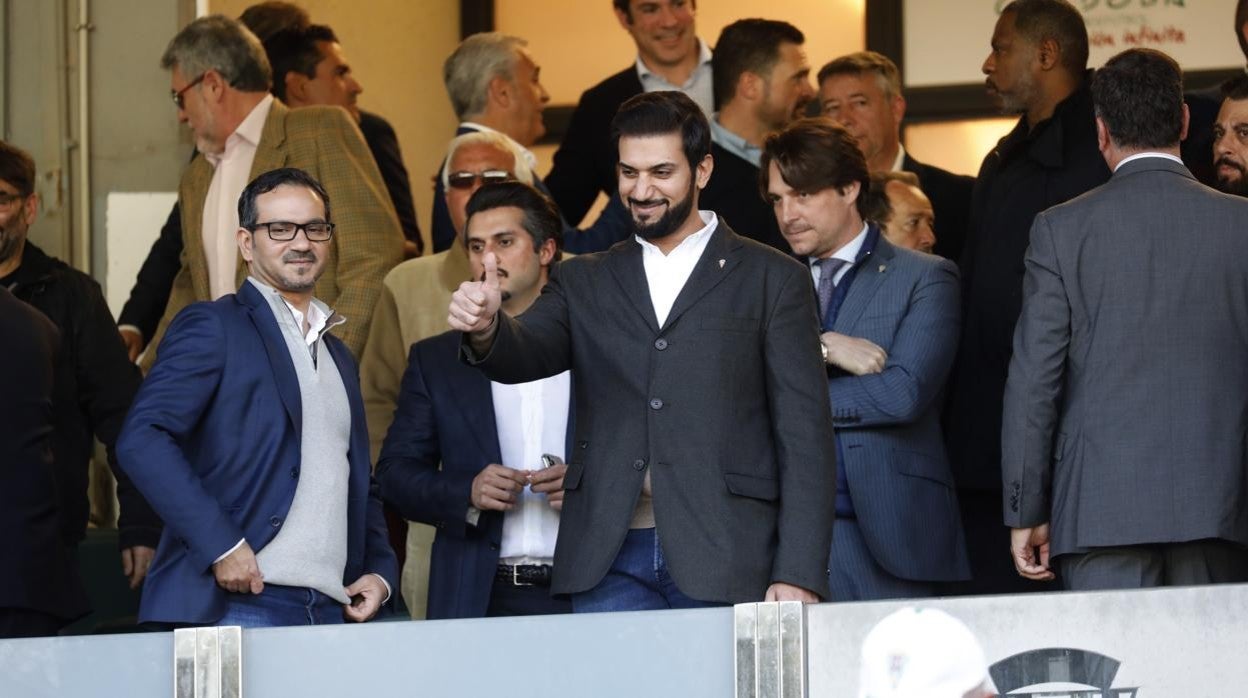 El presidente del Córdoba, Abdulla Al Zain, y el vicepresidente del club, Mohammed Al Nusuf, en el palco