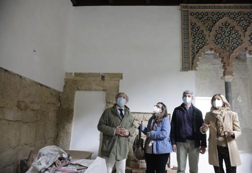 Salvador Fuentes, con la directora del Archivo Municipal y los arquitectos, en uno de los espacios