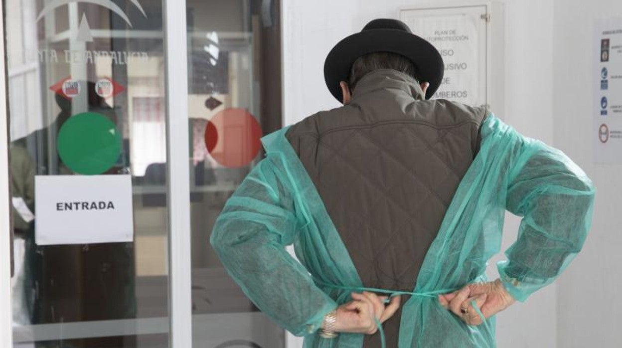 Un residente de la residencia Heliópolis de Sevilla tras su primer paseo después de quedar inmunizado