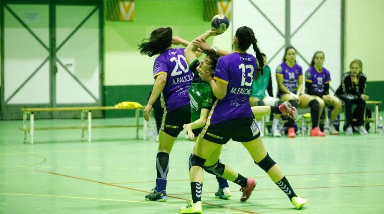 Andrea Roda intenta un lanzamiento