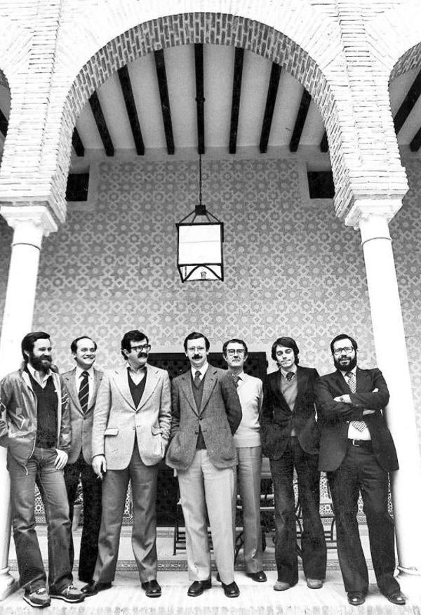 Fotografía en Carmona de la comisión que culminó la redacción del Estatuto de Autonomía, que Juan CArlos Aguilar (segundo por la izquierda) definió como «la