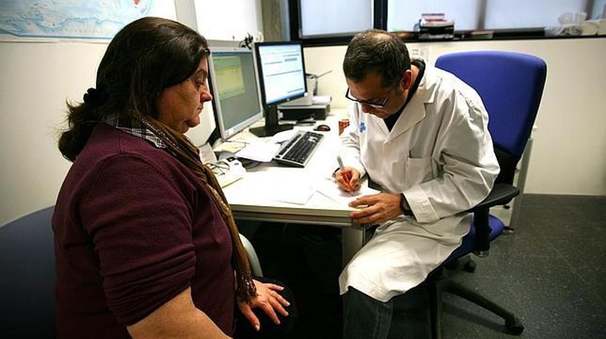 Un médico de cabecera atiende a una paciente en una imagen de archivo