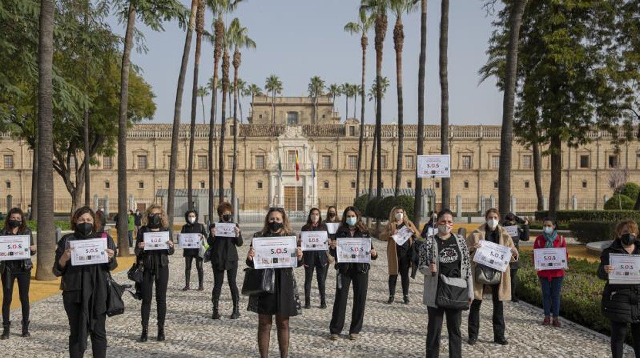 Empresarias y trabajadoras del sector estética se concentraron este martes ante el Parlamento