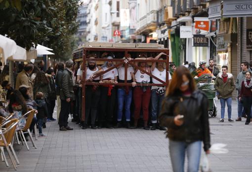 Ensayo de costaleros en el Centro de Córdoba