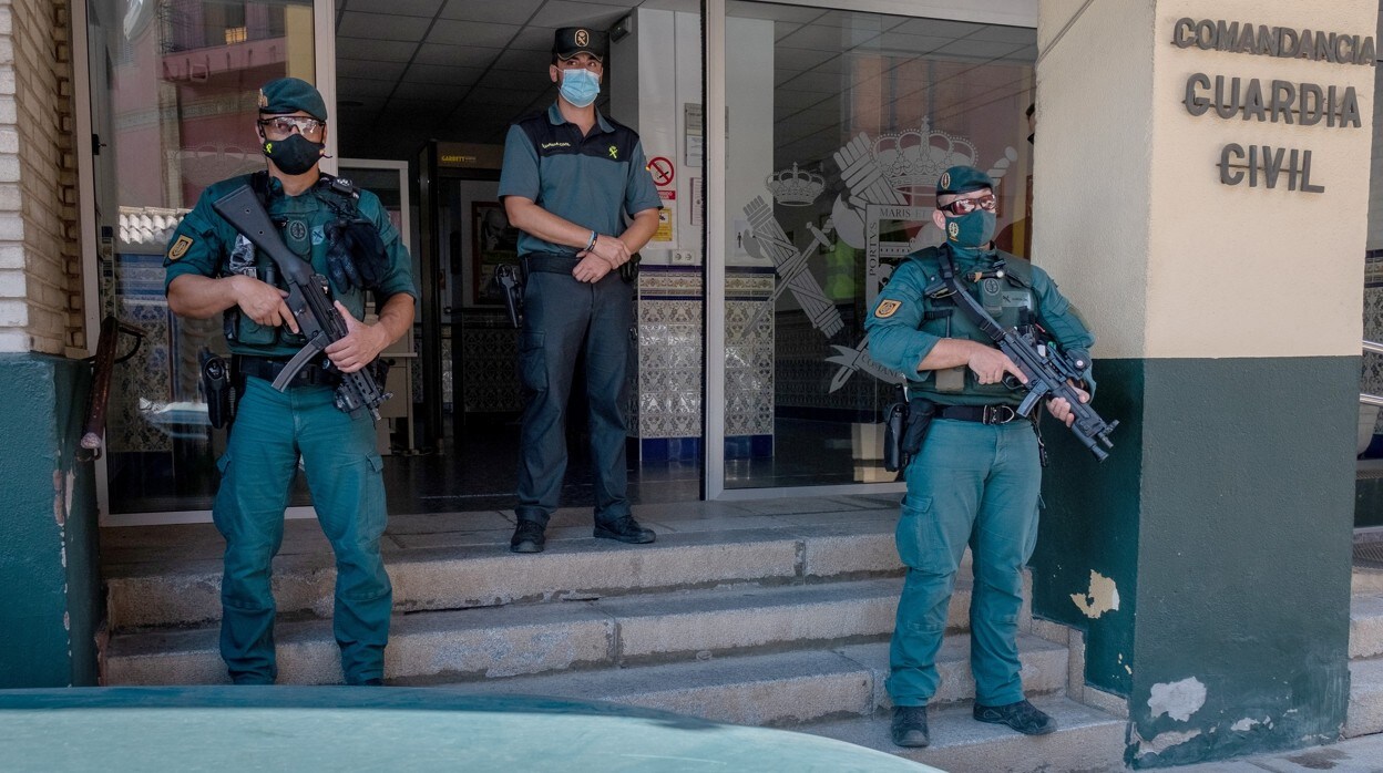 Efectivos del GAR de la Guardia Civil en la Comandancia de Huelva