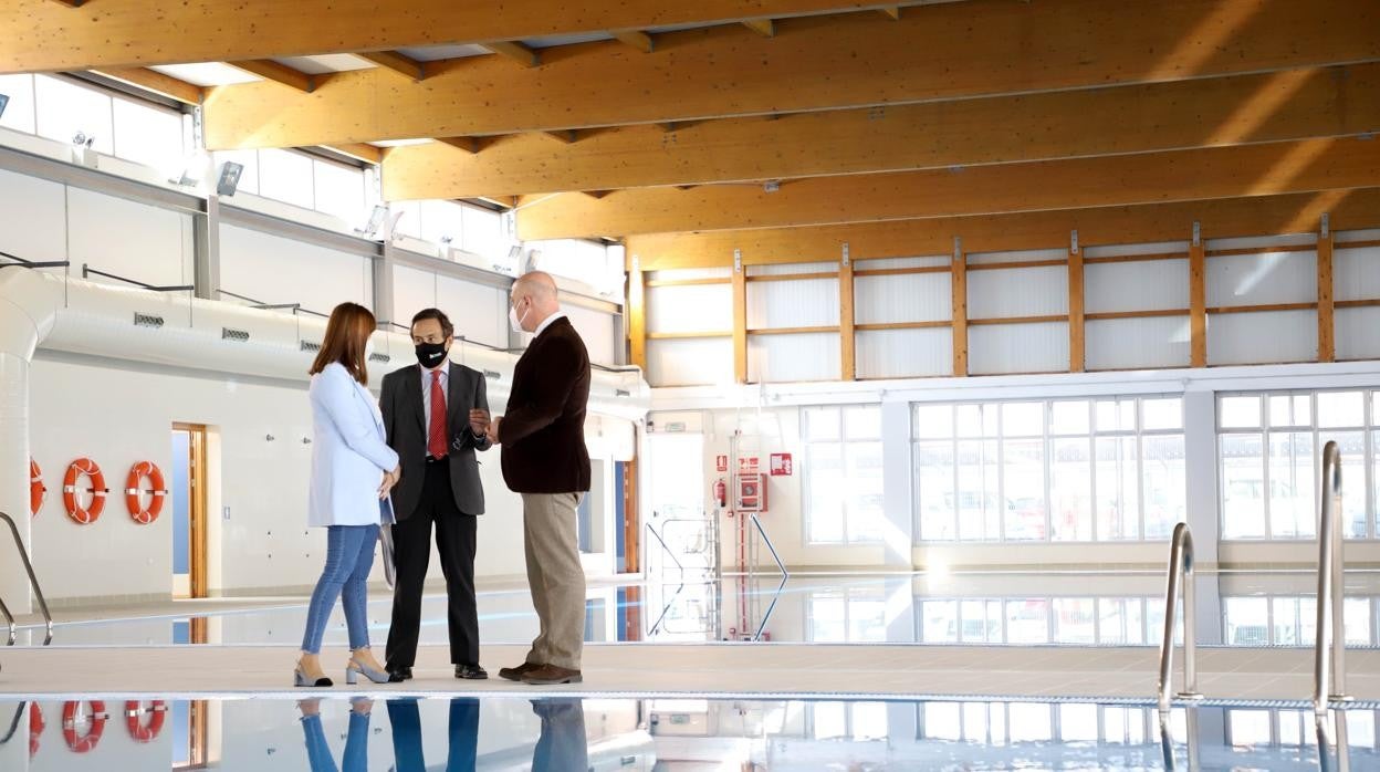 Visita de los responsables de la Diputación a la piscina