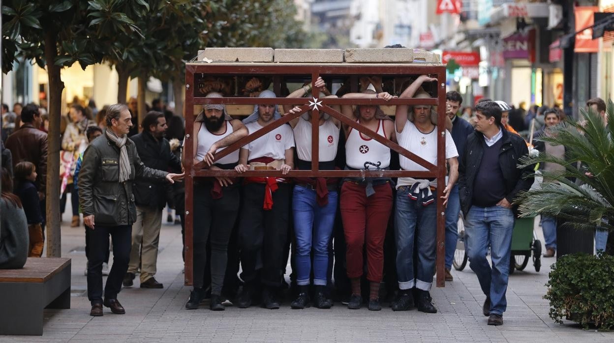 Los costaleros promueven que San Álvaro sea su patrón como primer portador de Cristo en Córdoba