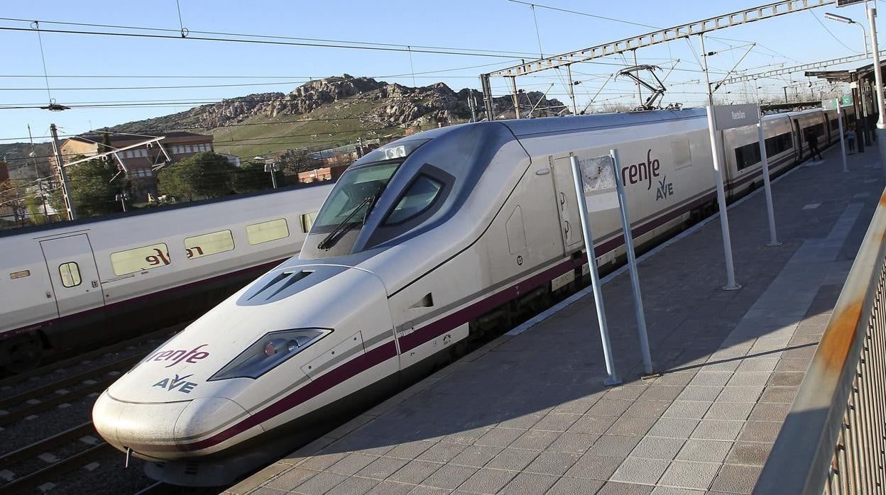 Dos trenes de alta velocidad, parados en los andenes de la estación de Puertollano a la espera de vía libre