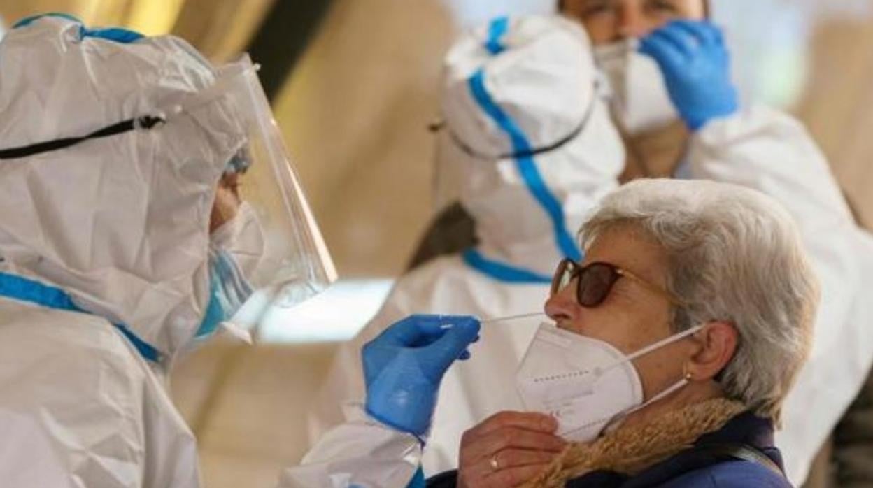 Una señora se somete a la prueba del coronavirus