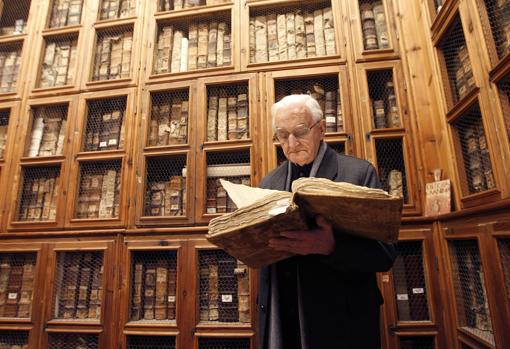 Manuel Nieto Cumplido, en el Archivo de la Mezquita-Catedral de Córdoba