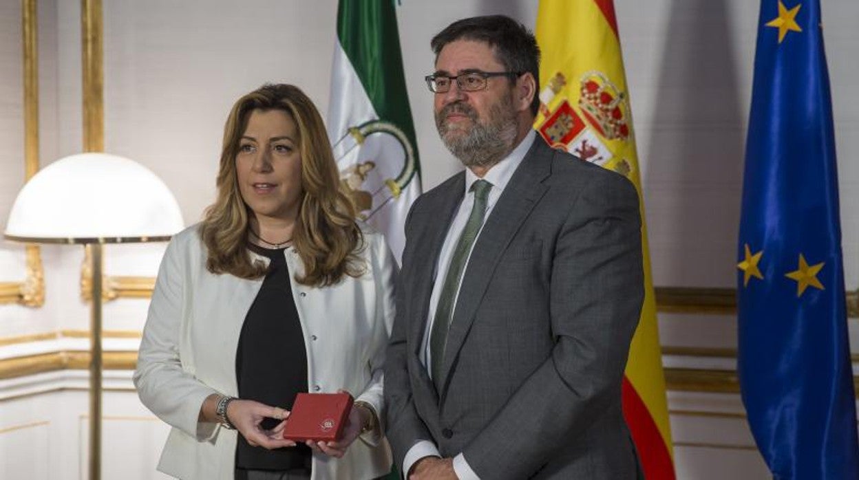 Antonio López, en una imagen con Susana Díaz de 2015