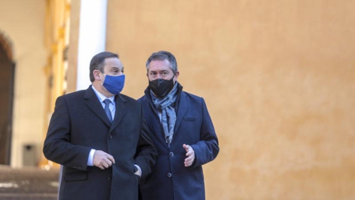 José Luis Ábalos y Juan Espadas en el Real Alcázar de Sevilla el pasado enero