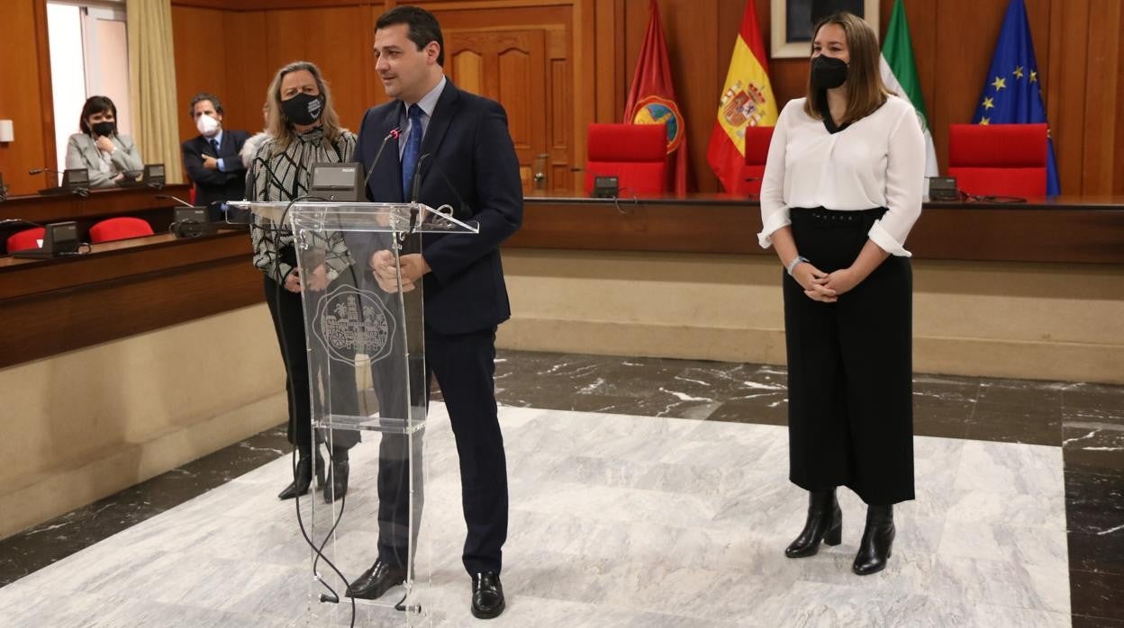 El alcalde, junto a la nueva concejala y a Isabel Albás
