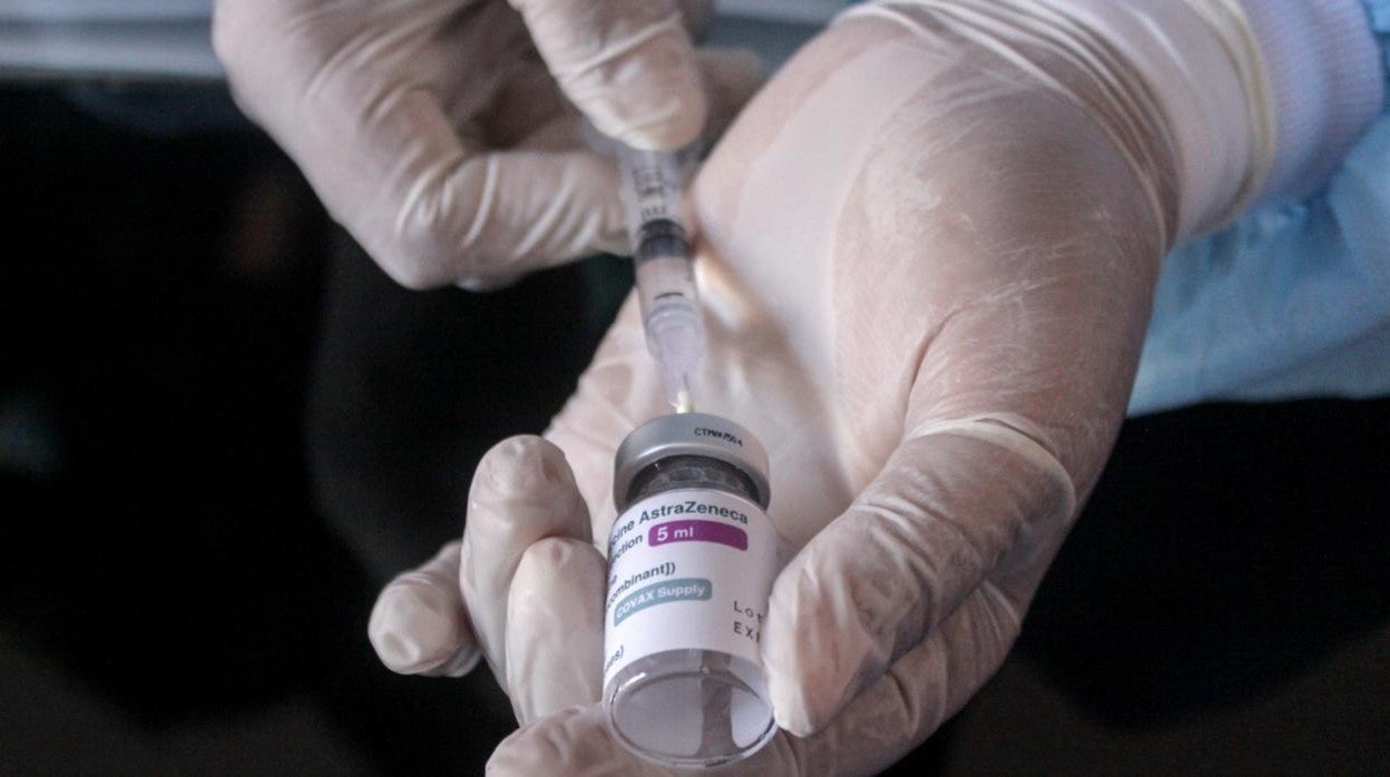 Un sanitario prepara una dosis de la vacuna de AstraZeneca
