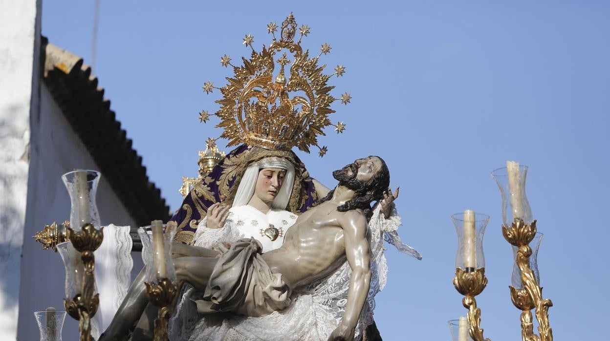 La Virgen de las Angustias, en la calle un Jueves Santo. En el vídeo, Rafael Sabariego interpreta la marcha al piano