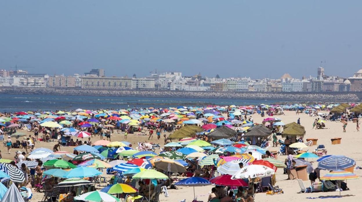 Playa llena de gente en Cádiz capital