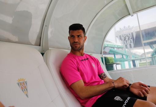 El delantero extremeño, en el banquillo del Córdoba CF