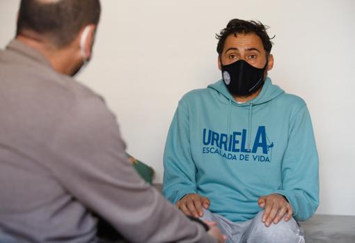 El entrevistado, durante su charla con el periodista Aris Moreno