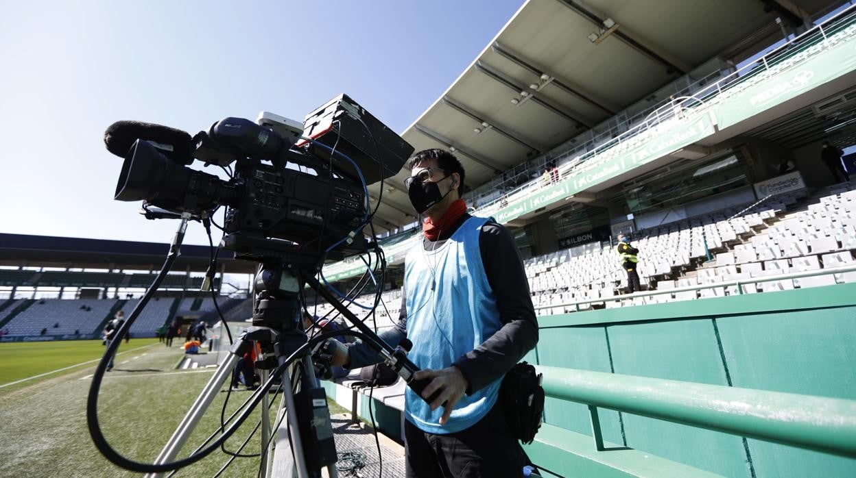 Un operador de cámara durante la retransmisión del Córdoba CF - Betis Deportivo