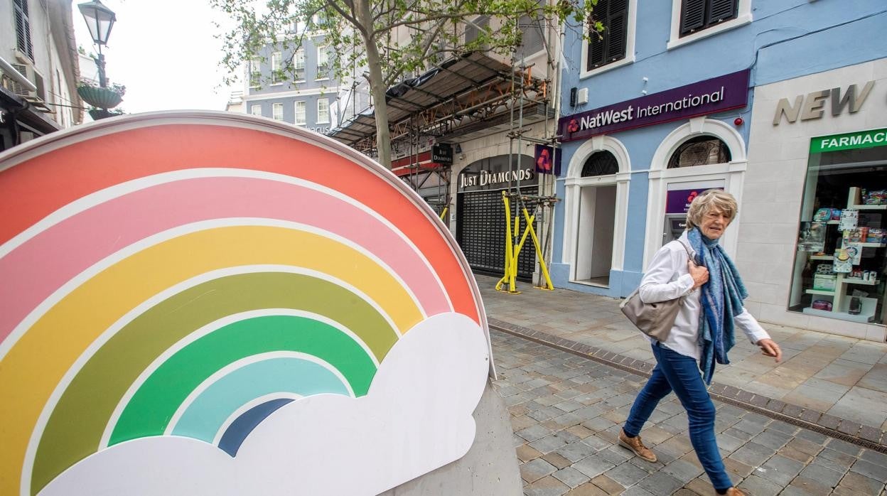 Imagen tomada en la calle principal de Gibraltar, donde ya no son obligatorias las mascarillas