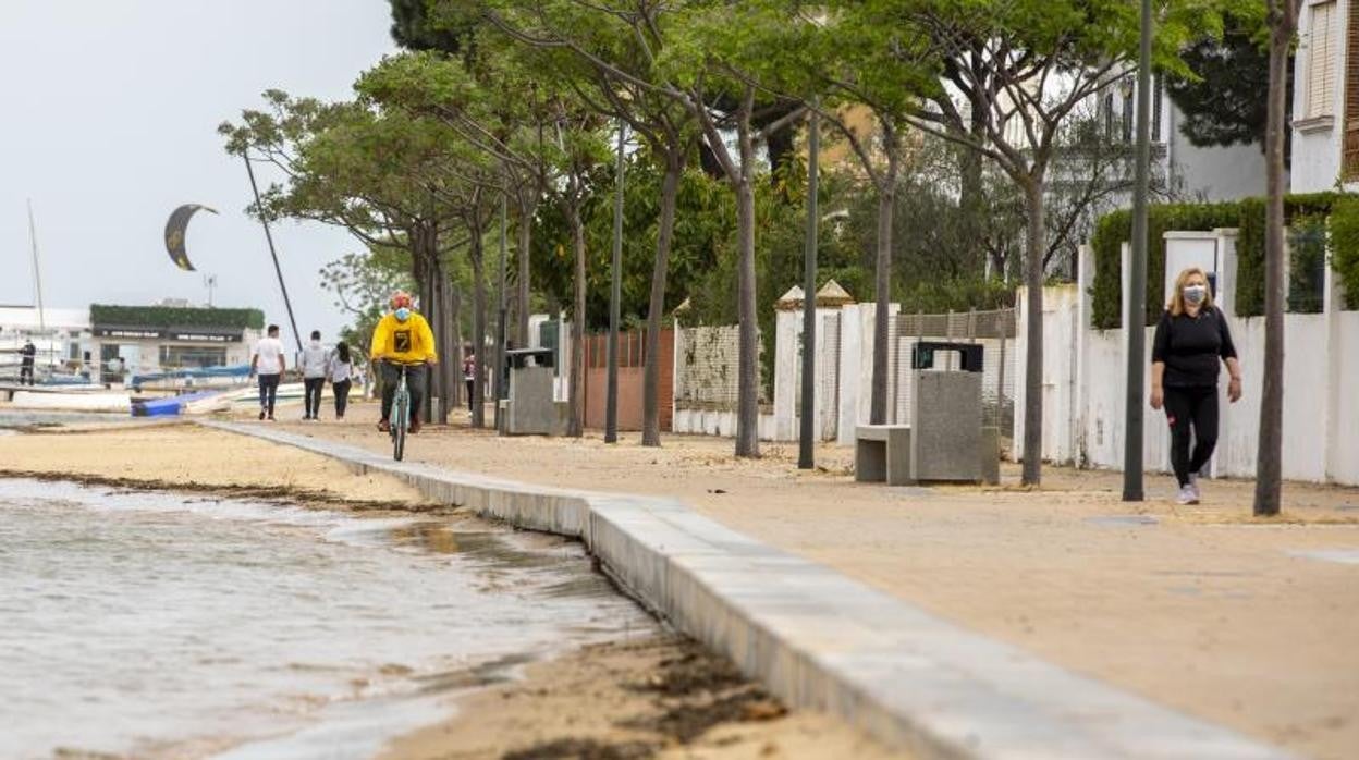 Aspecto que presentaba ayer, miércoles de Semana Santa, la playa onubense de Punta Umbría en vísperas de las Fiestas