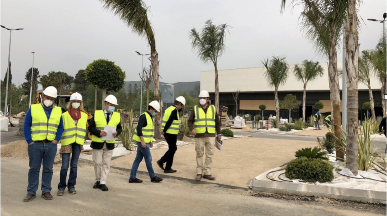 El edil de Urbanismo, Salvador Fuentes, durante su visita a las obras del parque comercial Los Patios de Azahara