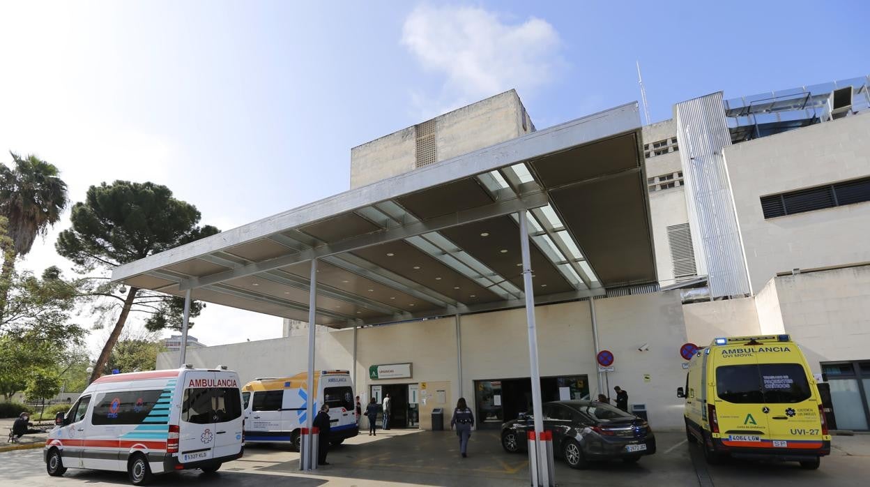 Puerta de Urgencias del Hospital Reina Sofía de Córdoba esta pasada Semana Santa
