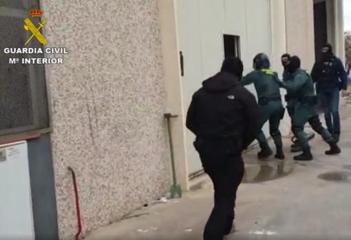 Operación Garlicor en una nave de un polígono en Córdoba, hachís entre cajas de ajos