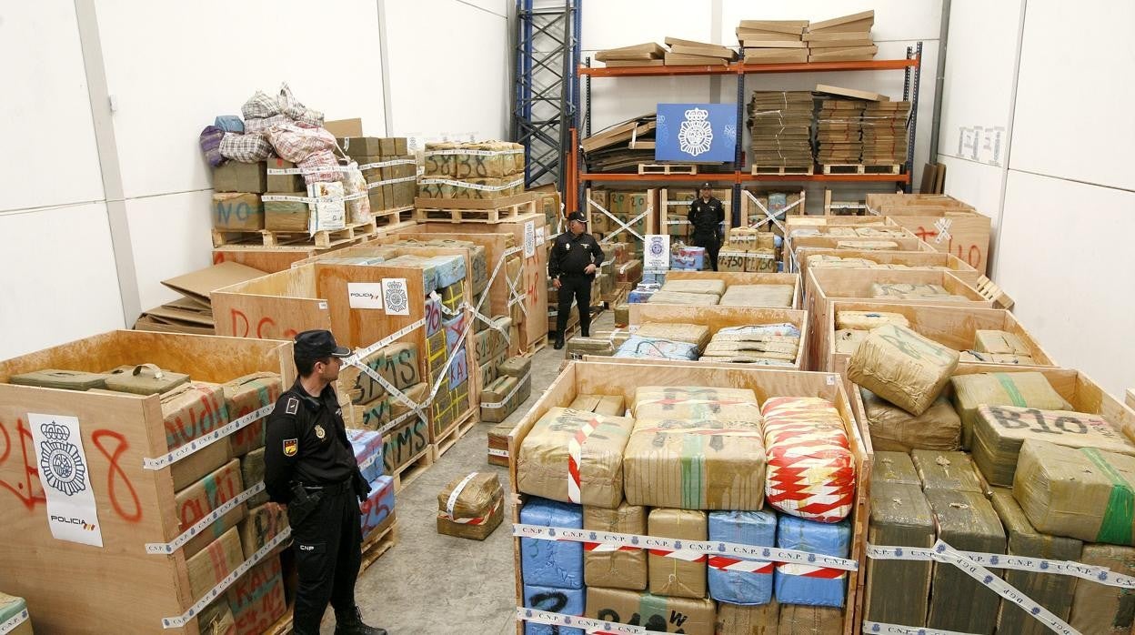 Agentes custodian los fardos del macroalijo hallado en mayo de 2013 en una nave dela Torrecilla-Amargacena