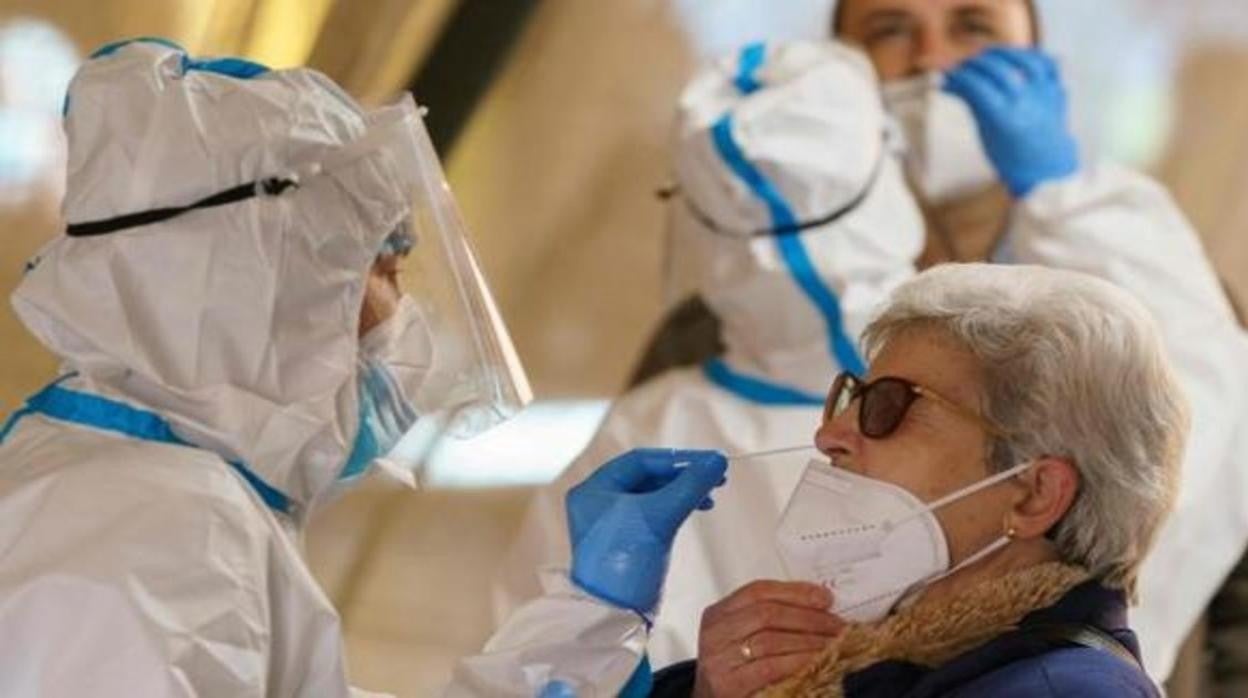 Una señora se somete a las pruebas de coronavirus