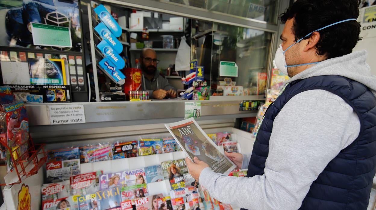 Antonio Camacho atiende a un cliente en el quiosco de Las Tendillas