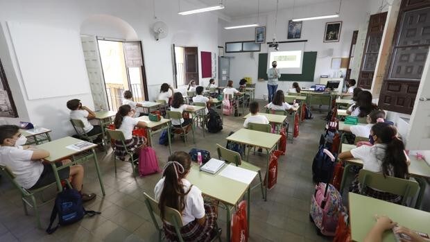 Los problemas de la escolarización en Córdoba | Aula medio llena o medio vacía