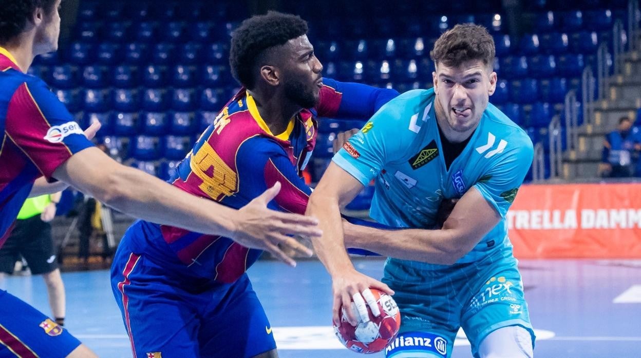 El extremo David Estepa, del Ángel Ximénez, este lunes, ante el Barcelona