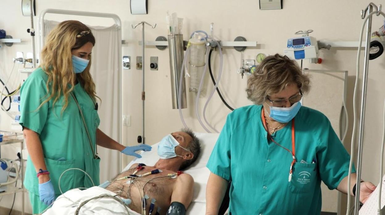 Un paciente es atendido por dos sanitarias en un centro hospitalario